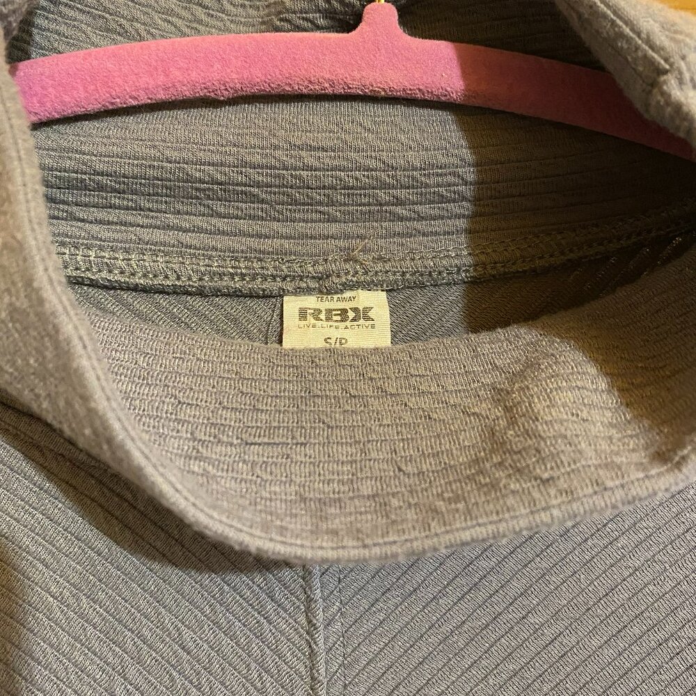 Athleisure sweatshirt with side slits.
